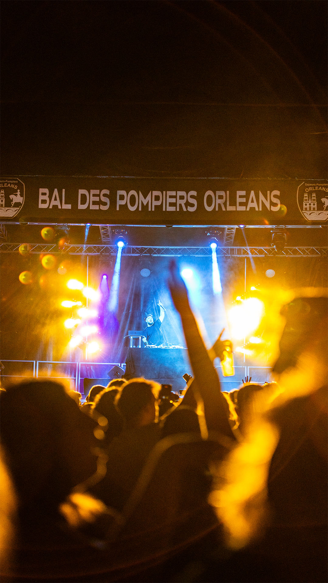 Soirée du bal des pompiers. Le public est nombreux a regardé les animations sur scène. L'espace partenaire est complet et rassemble les entreprises et marques partenaires. L'évènement est réussi et l'ambiance est très bonne. Organisé par Reveo une Agence événementielle à Orléans