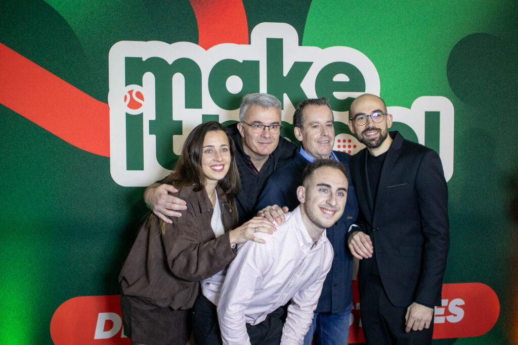 Photo de groupe des partenaires et organisateurs lors de l’événement anniversaire du Make It Padel Orléans
