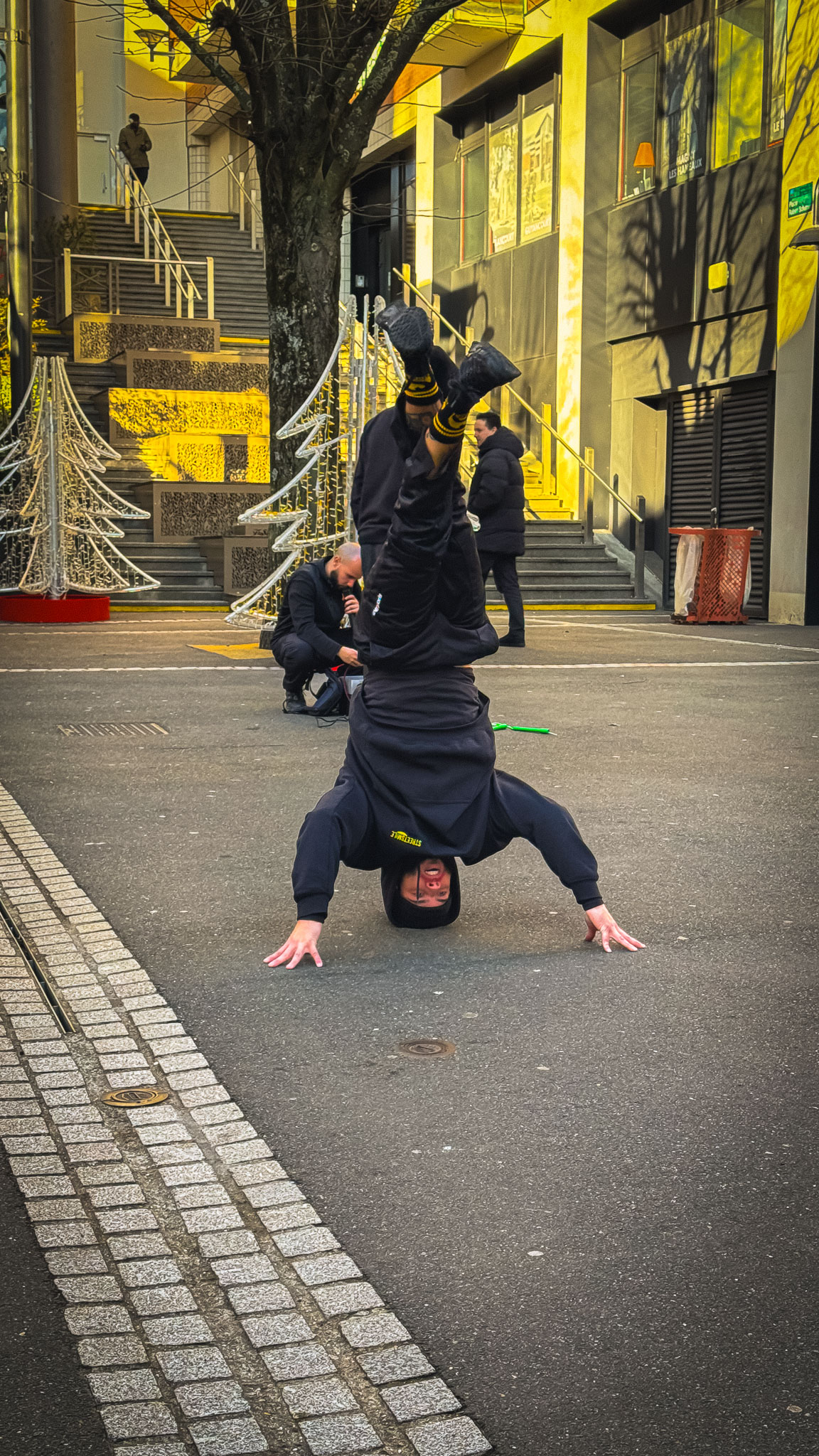 Danseurs professionnels réalisant une performance de breakdance et double dutch au centre commercial Espace Saint Quentin