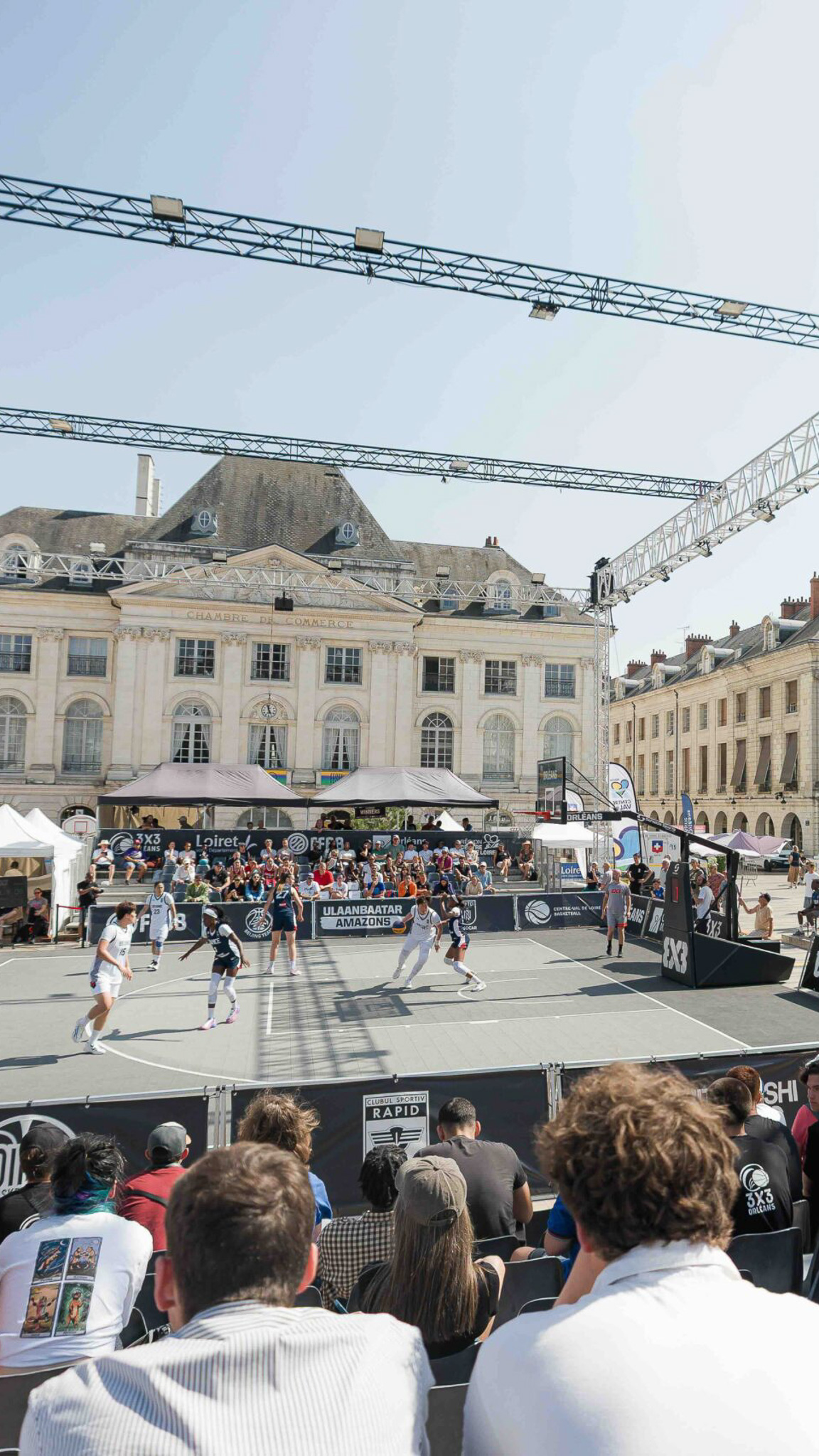 Vue d'ensemble du terrain de basket 3x3 et des tribunes installés Place du Martroi à Orléans