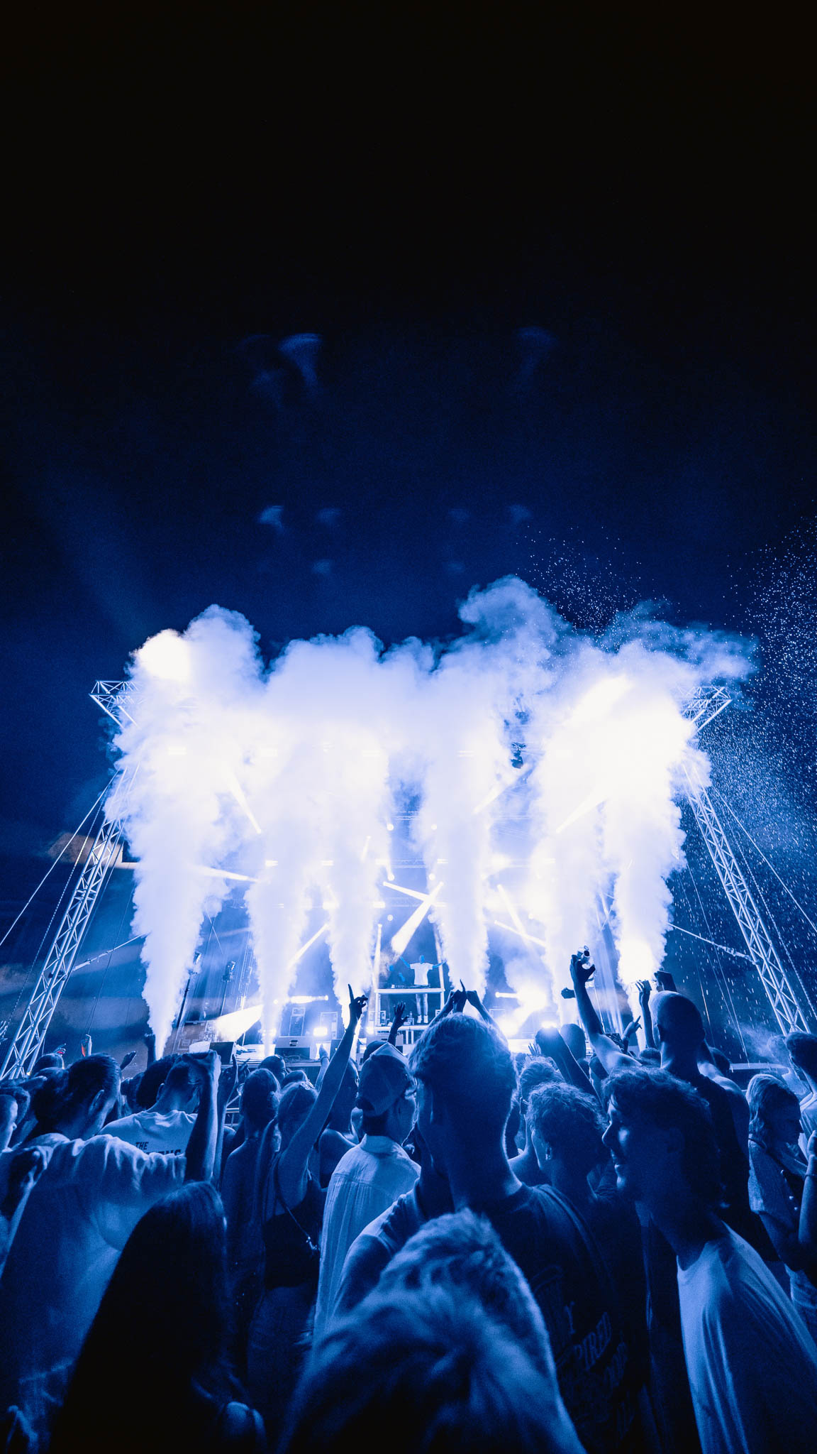 Jets de CO2 sur scène pendant le concert du Bal des Pompiers d'Orléans