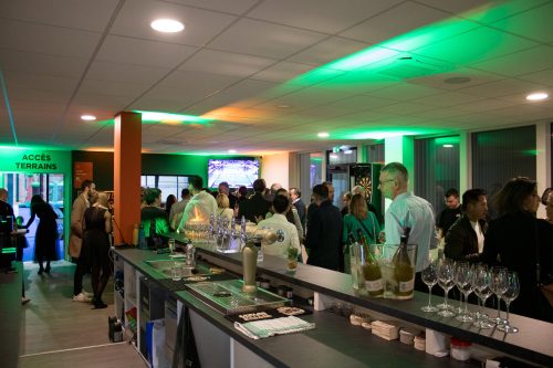 Moment convivial et networking au club house lors de la soirée anniversaire du Make It Padel Orléans